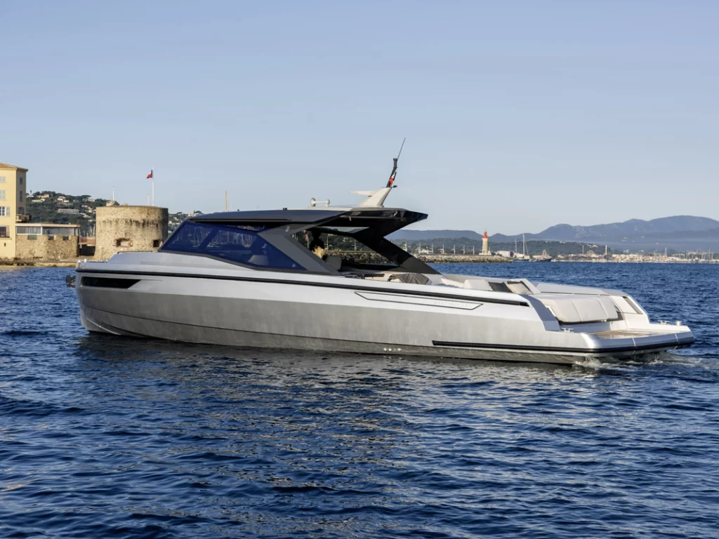 Scopri il Santasevera 52, il nuovo yacht open cruiser da 15,75 metri che unisce design mediterraneo, comfort e prestazioni.