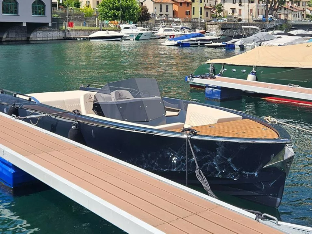 Il Cantiere Feltrinelli trasforma una Frauscher 686 Lido del 2006 in un pezzo unico da collezione e alta nautica.