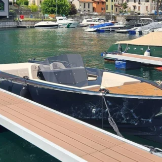 Il Cantiere Feltrinelli trasforma una Frauscher 686 Lido del 2006 in un pezzo unico da collezione e alta nautica.
