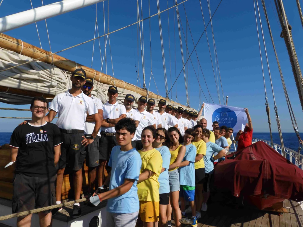 Nave Italia, brigantino solidale più grande al mondo, naviga con giovani disabili nel progetto 