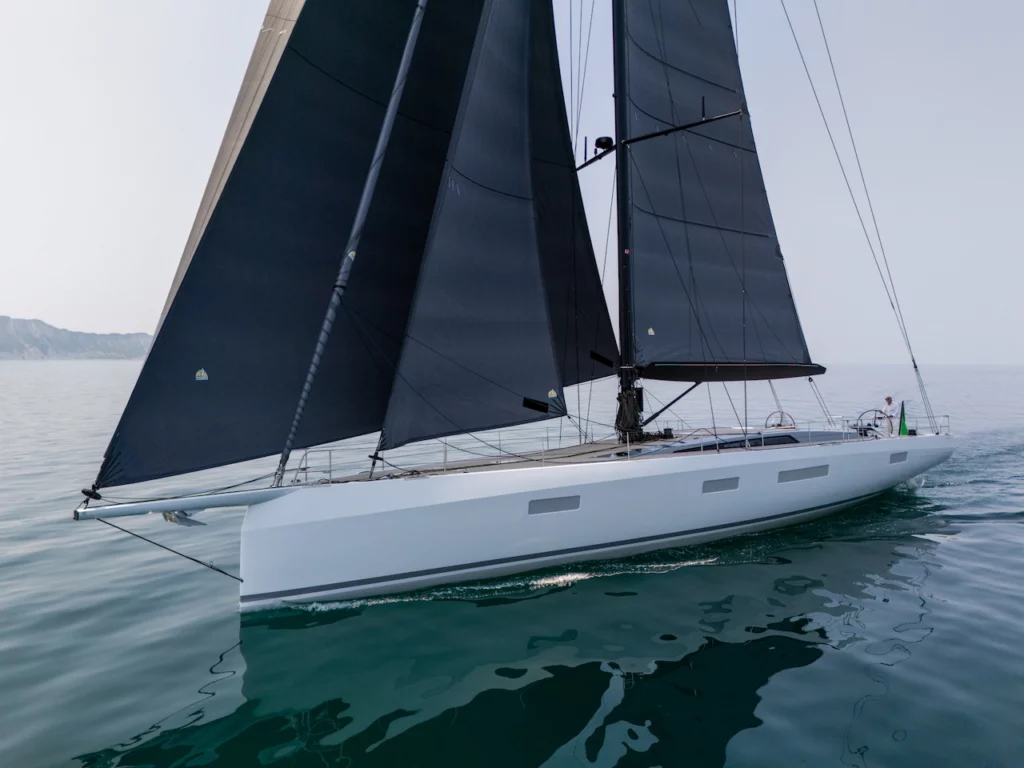 Maxi Dolphin MD78: fast cruiser di lusso 24m in carbonio, design Ceccarelli, chiglia sollevabile, interni custom. Eccellenza nautica italiana.
