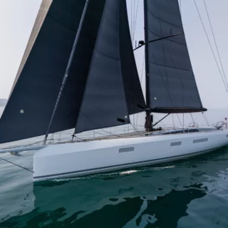 Maxi Dolphin MD78: fast cruiser di lusso 24m in carbonio, design Ceccarelli, chiglia sollevabile, interni custom. Eccellenza nautica italiana.
