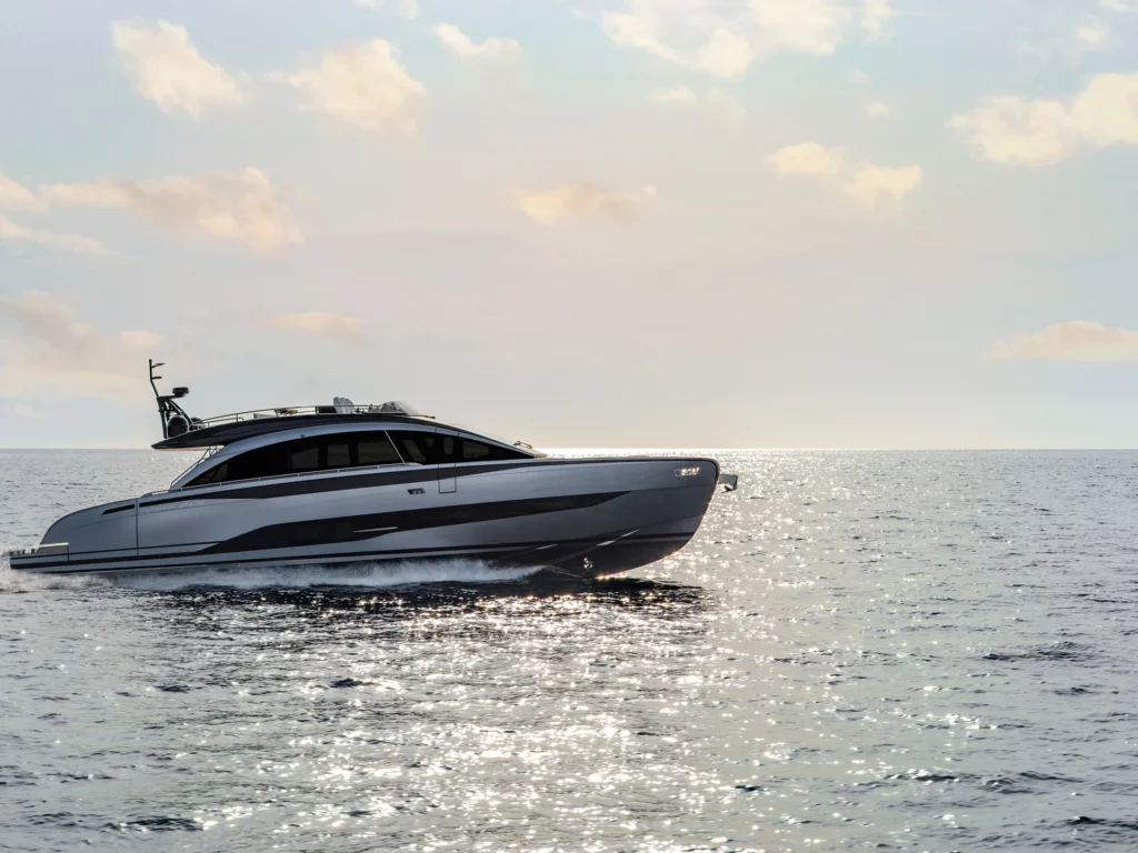 Pershing lancia GTX70, compatto e sportivo. Lusso, vivibilità e performance al top in soli 21,7 metri.