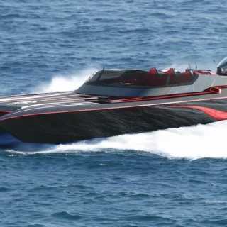 VISIONF Superfast 46 speedboat 14m raggiunge 80 nodi. Motori Mercury 450 HP, debutto mondiale Cannes Festival 2025