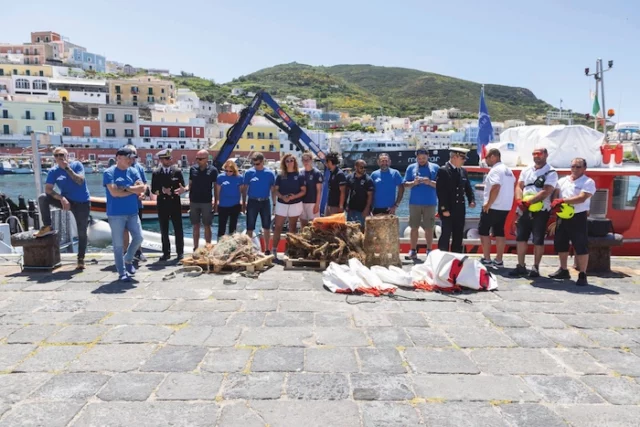 Sbarco rifiuti in banchina - Marevivo