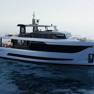 Arcadia Yachts Cannes 2025: anteprima mondiale A80new, yacht 24m eco-sostenibile. Esposti A96new, Sherpa 60 e Sherpa 80.