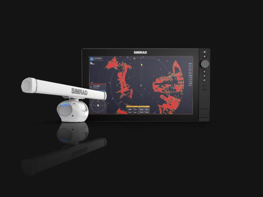 Simrad presenta AutoTrack per radar HALO 2000/3000. Rilevamento automatico target, monitoraggio 50 oggetti, sicurezza nautica