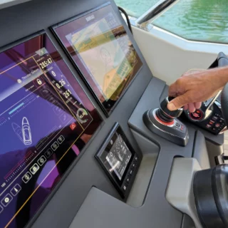 Integrazione QNE Mercury Marine disponibile: thruster Quick Nautical Equipment compatibili con Joystick Piloting per controllo avanzato