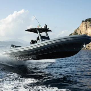 Novamarine ottiene rating legalità AGCM tre stelle. La società nautica sarda conferma standard etici elevati.