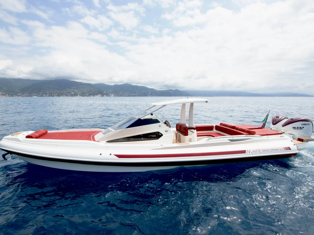 Lomac svela al Cannes Yachting Festival 2025 il nuovo GranTurismo 12.5 AMare Limited Edition firmato Alessandro Martorana.