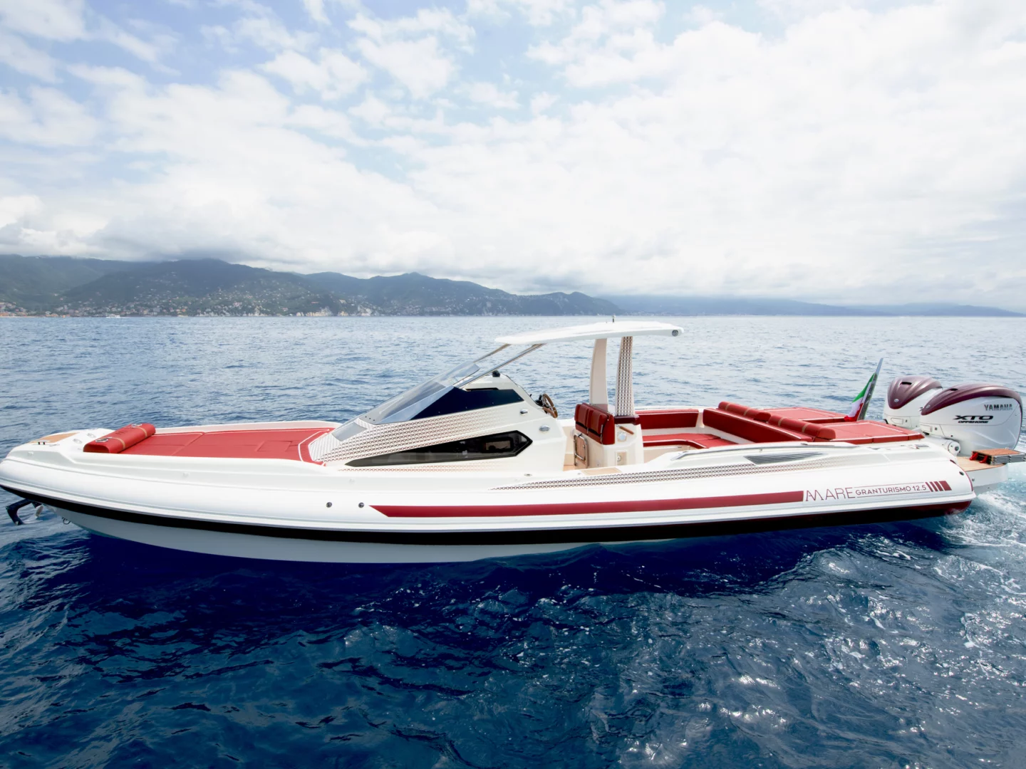 Lomac svela al Cannes Yachting Festival 2025 il nuovo GranTurismo 12.5 AMare Limited Edition firmato Alessandro Martorana.