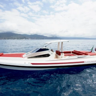 Lomac svela al Cannes Yachting Festival 2025 il nuovo GranTurismo 12.5 AMare Limited Edition firmato Alessandro Martorana.