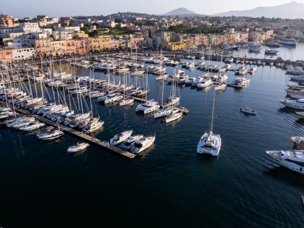 Marinedi al Cannes Yachting Festival 2025: rete porti sostenibili Mediterraneo, progetti educativi e transizione ecologica marina.