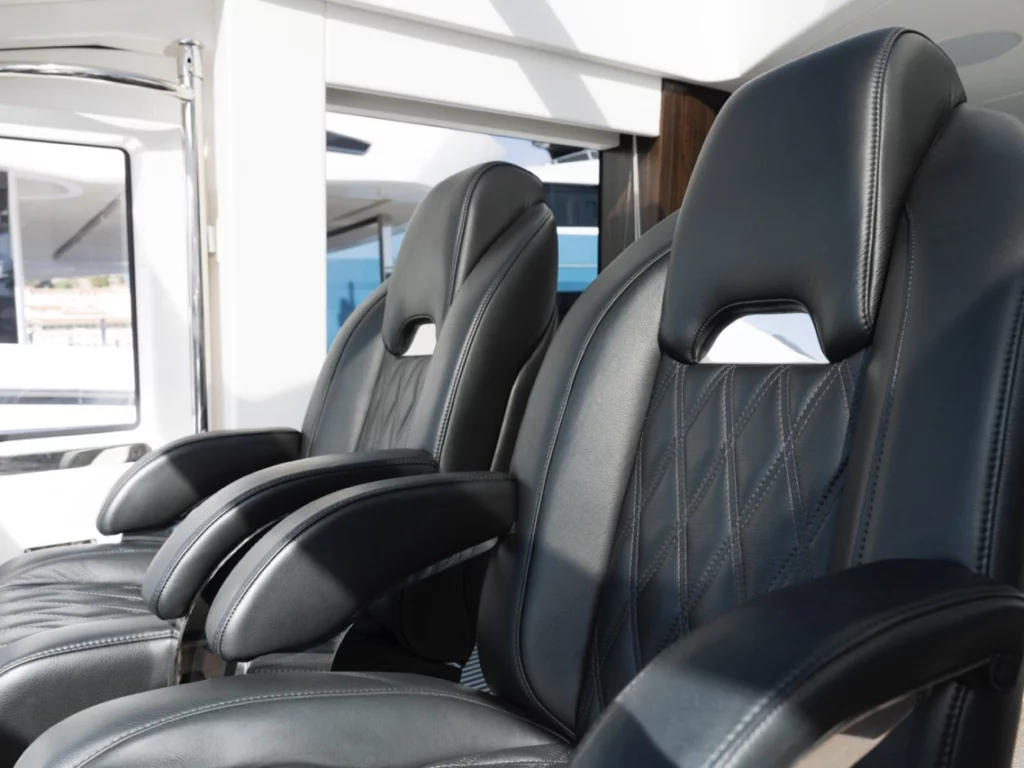 Besenzoni al Cannes Yachting Festival 2025 con poltrone pilota Manta. Design italiano, tecnologia avanzata e personalizzazione.