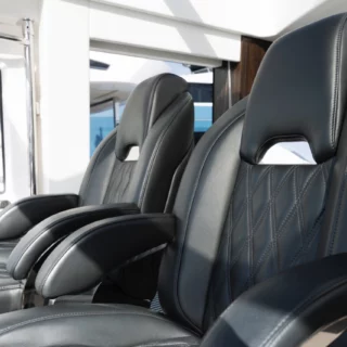 Besenzoni al Cannes Yachting Festival 2025 con poltrone pilota Manta. Design italiano, tecnologia avanzata e personalizzazione.