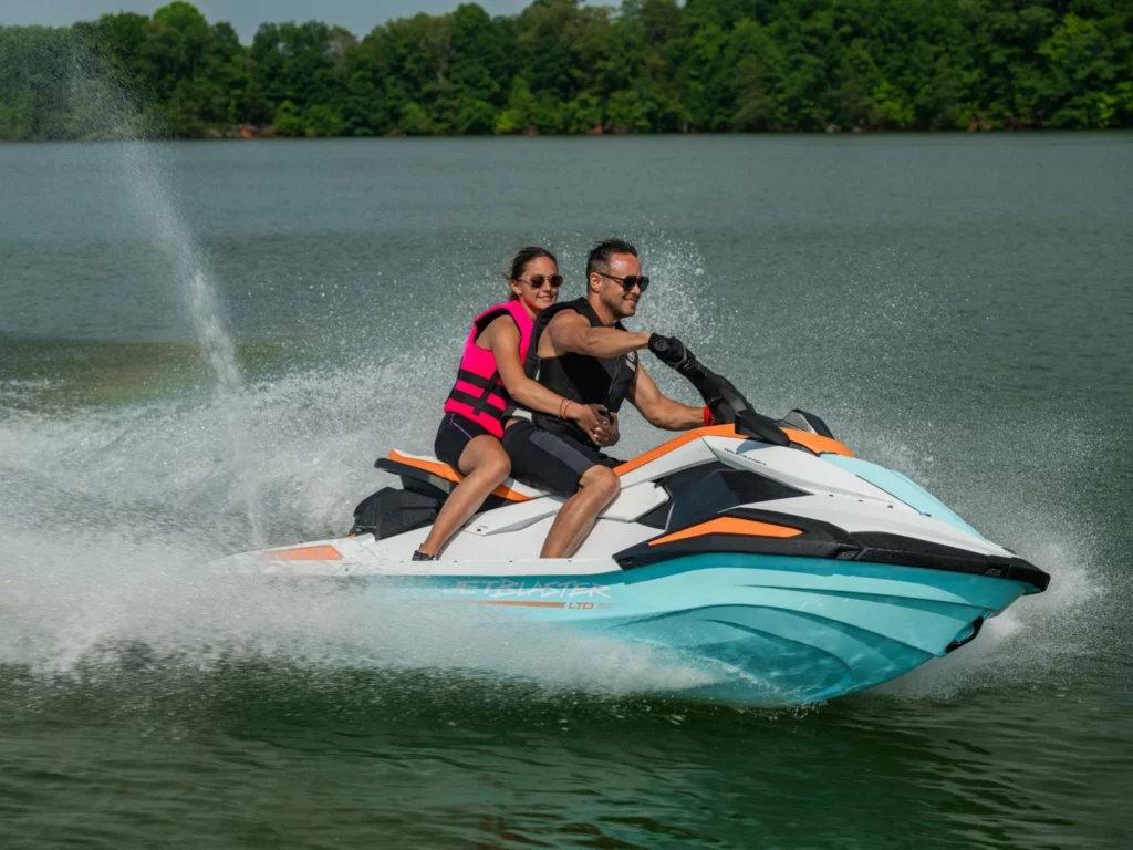 La gamma Yamaha WaveRunner 2026 presenta FX, VX e JetBlaster con potenza, tecnologia e livree audaci.