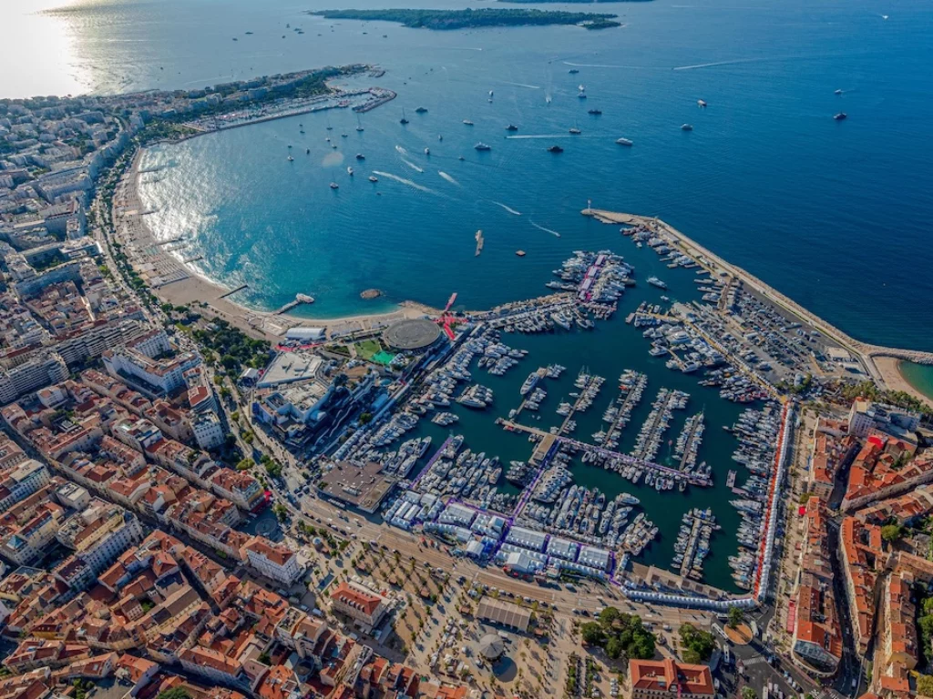 Il Cannes Yachting Festival 2025 apre con 711 imbarcazioni, 150 anteprime mondiali e focus su innovazione green.