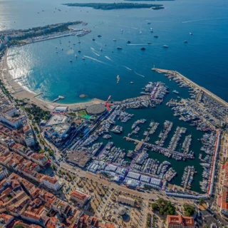 Il Cannes Yachting Festival 2025 apre con 711 imbarcazioni, 150 anteprime mondiali e focus su innovazione green.