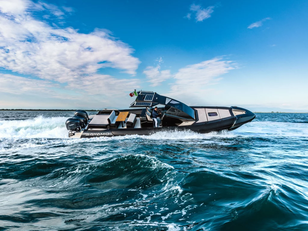 Bayamo R 13.1 Black Code: rib in alluminio da 60 nodi, 1.350 cv e infinite opzioni di personalizzazione.