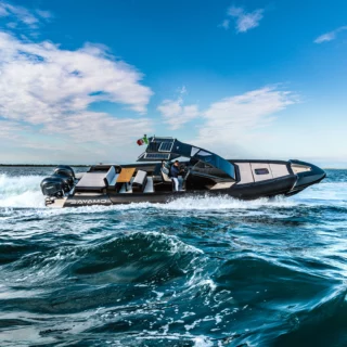 Bayamo R 13.1 Black Code: rib in alluminio da 60 nodi, 1.350 cv e infinite opzioni di personalizzazione.