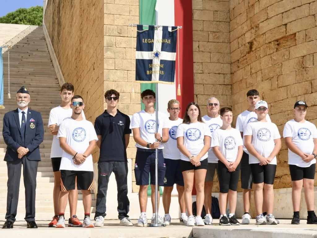 A Brindisi la Lega Navale Italiana commemora i marinai caduti in mare con giovani velisti e autorità civili e militari.