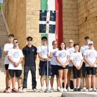 A Brindisi la Lega Navale Italiana commemora i marinai caduti in mare con giovani velisti e autorità civili e militari.