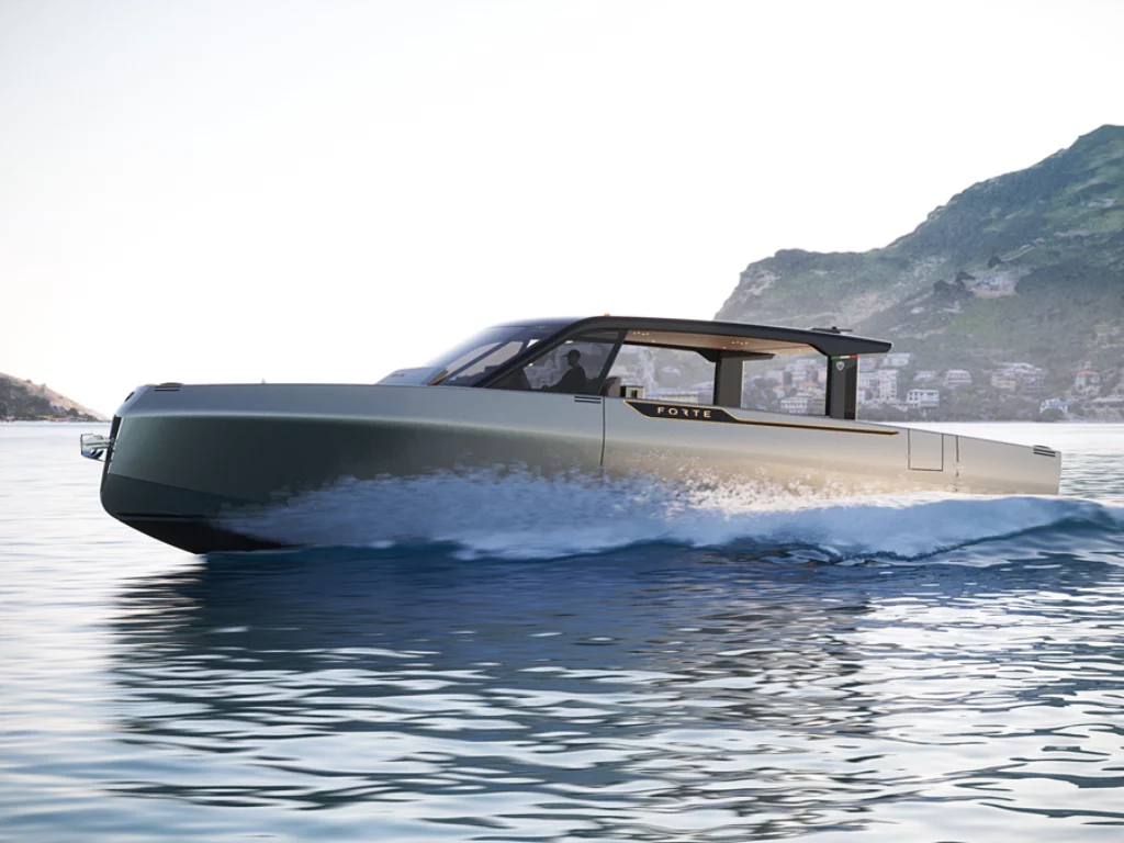 Forte Yachts completa il primo Forte 47: yacht di 14 m in alluminio con terrazze laterali e design su misura.