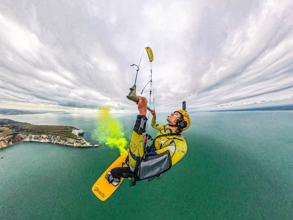 Jake Scrace vola a 1.587 piedi in kitesurf tow-up sull’Isola di Wight, superando il precedente record mondiale.