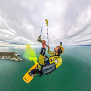 Jake Scrace vola a 1.587 piedi in kitesurf tow-up sull’Isola di Wight, superando il precedente record mondiale.
