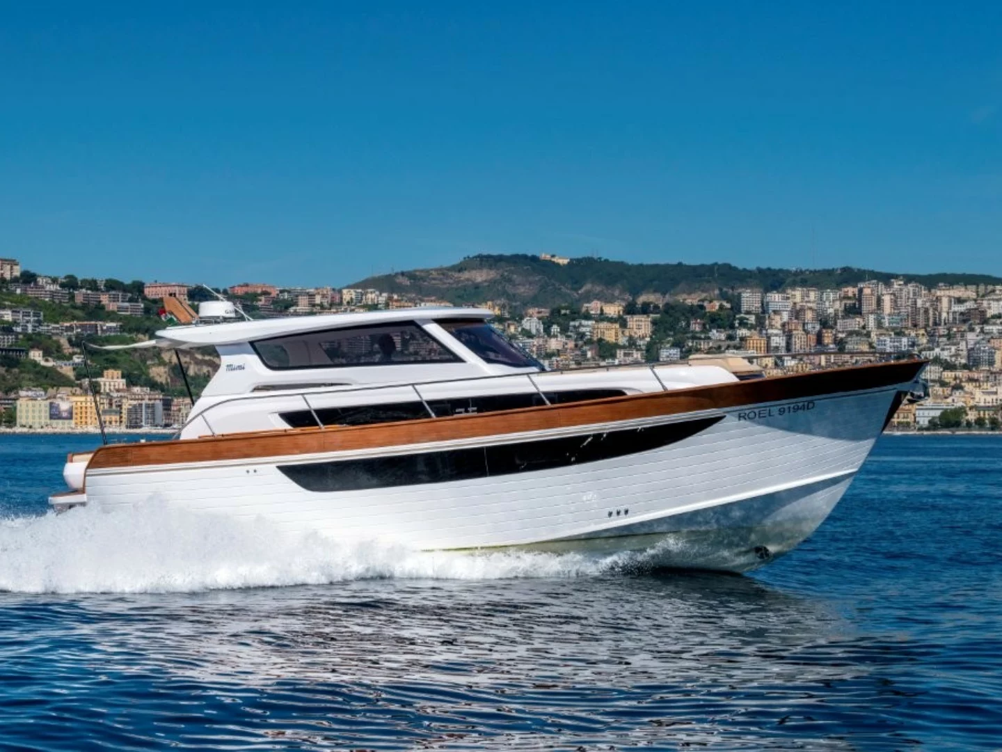 Cantiere Mimì festeggia 50 anni al Salone di Genova 2025 con 8 modelli in mostra, tra cui due anteprime mondiali.