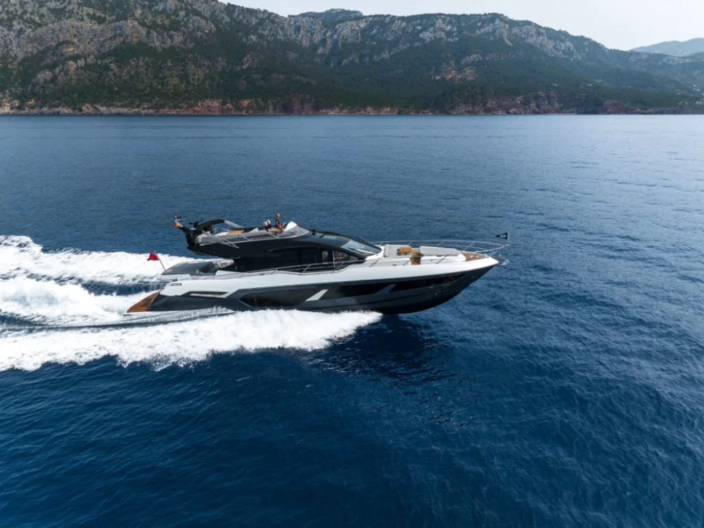 Sunseeker presenta al Salone di Genova 2025 Ocean 156 e Manhattan 68 (2025), due debutti mondiali di lusso.