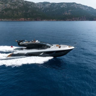 Sunseeker presenta al Salone di Genova 2025 Ocean 156 e Manhattan 68 (2025), due debutti mondiali di lusso.