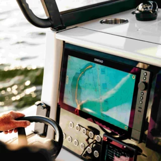 Al Salone Nautico di Genova debutto italiano per Simrad NSS4 e B&G Zeus SR: potenza, velocità e precisione di rotta.