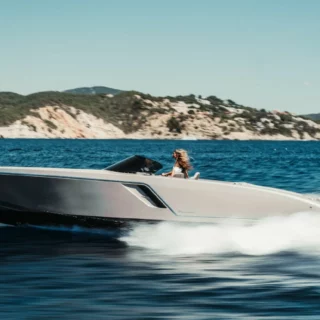 Frauscher presenta al Cannes Yachting Festival 2025 i nuovi modelli, tra cui le barche elettriche nate con Porsche.