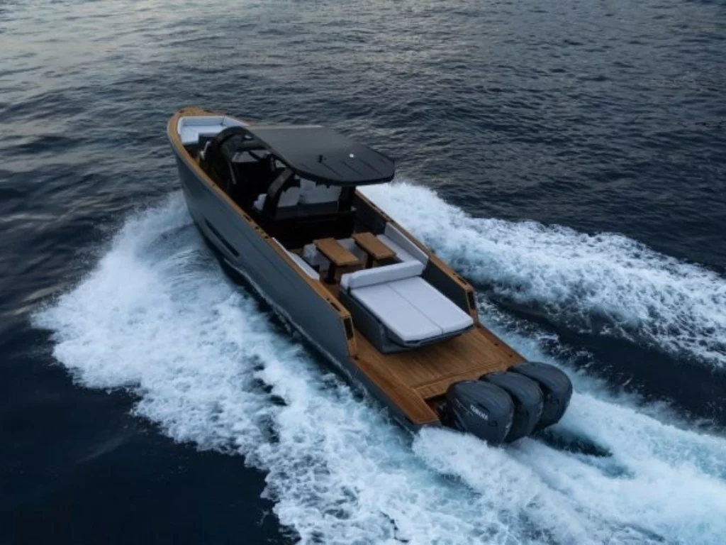Maxim Yachts presenta al Salone di Genova 2025 il Max 44R: 44 piedi, oltre 50 nodi e tripla motorizzazione Yamaha.