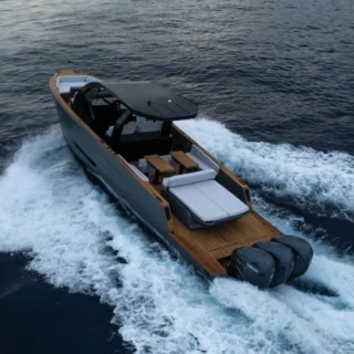 Maxim Yachts presenta al Salone di Genova 2025 il Max 44R: 44 piedi, oltre 50 nodi e tripla motorizzazione Yamaha.