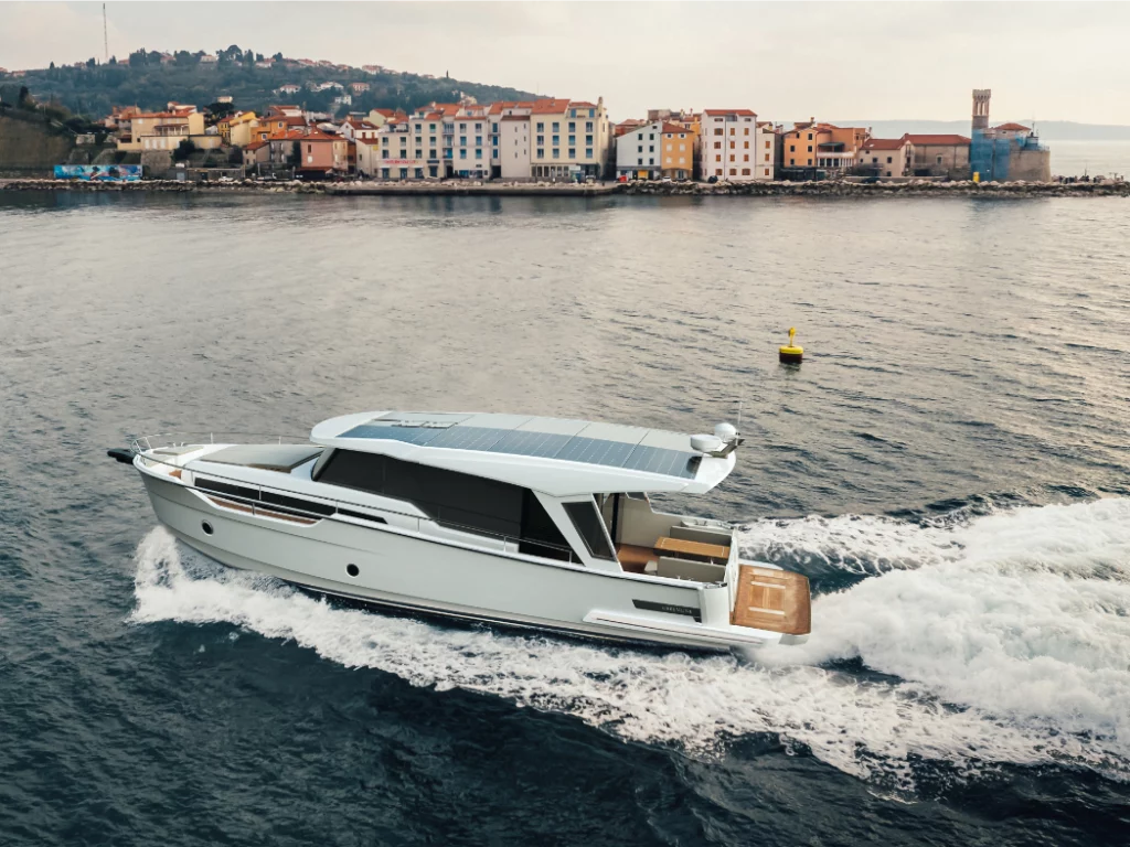 Greenline 42 Hybrid svelata a Cannes 2025: 30 nodi, 10 pannelli solari e opzioni semi-custom senza precedenti.