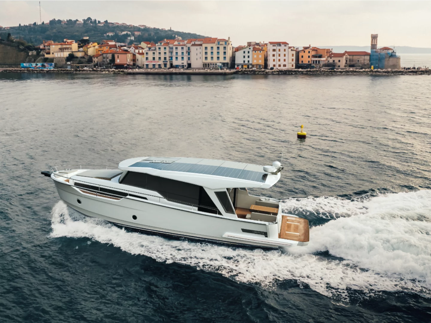 Greenline 42 Hybrid svelata a Cannes 2025: 30 nodi, 10 pannelli solari e opzioni semi-custom senza precedenti.