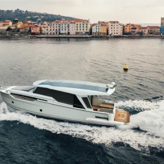 Greenline 42 Hybrid svelata a Cannes 2025: 30 nodi, 10 pannelli solari e opzioni semi-custom senza precedenti.