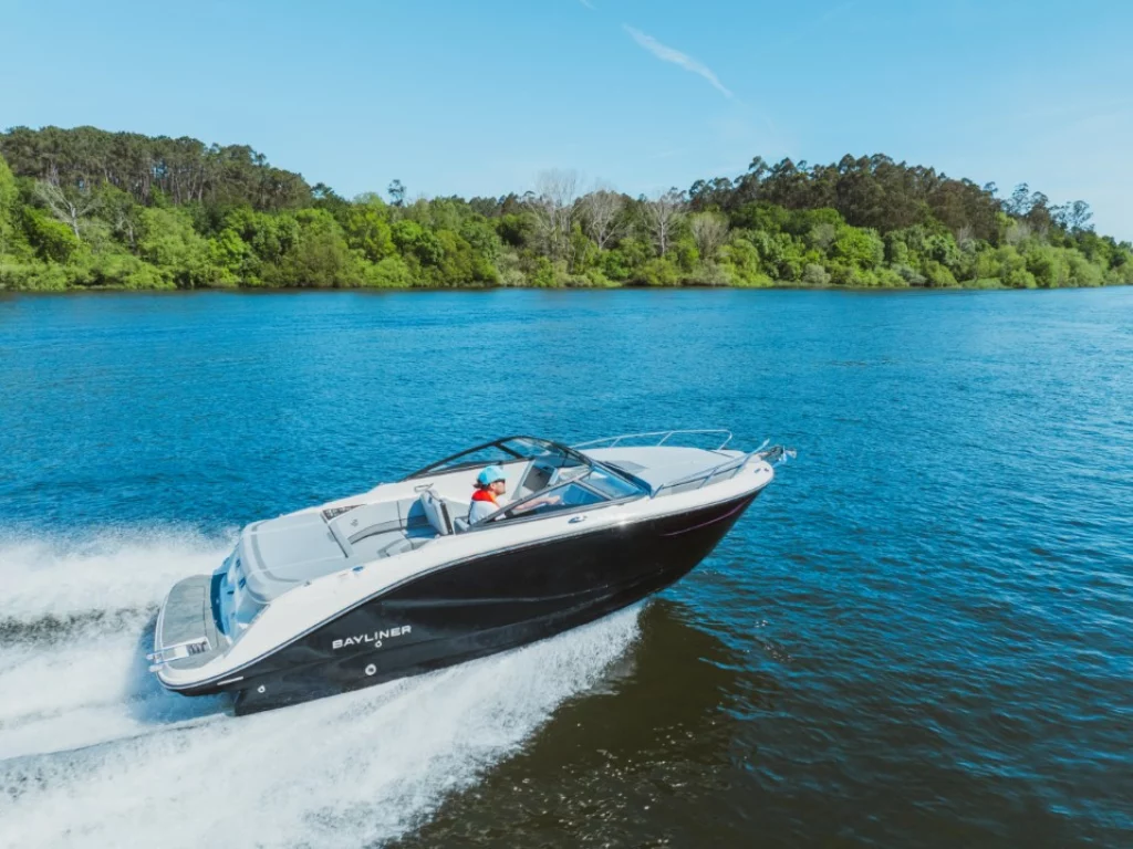 Bayliner presenta il nuovo C21i a Genova: 6,39 m di comfort, tecnologie moderne e motore fino a 250HP.