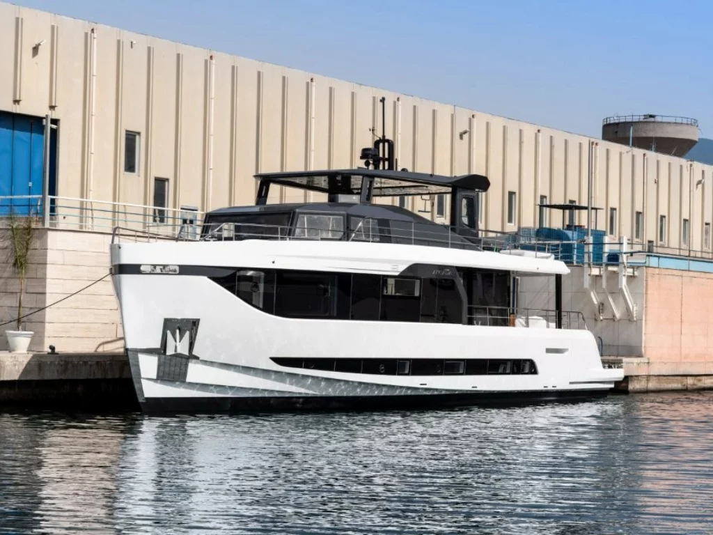 Arcadia Yachts vara A80new, game changer sotto i 24 m: volumi da superyacht e sostenibilità per il futuro della nautica.