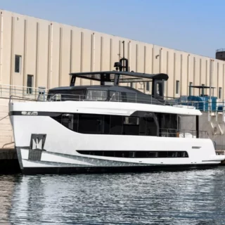 Arcadia Yachts vara A80new, game changer sotto i 24 m: volumi da superyacht e sostenibilità per il futuro della nautica.