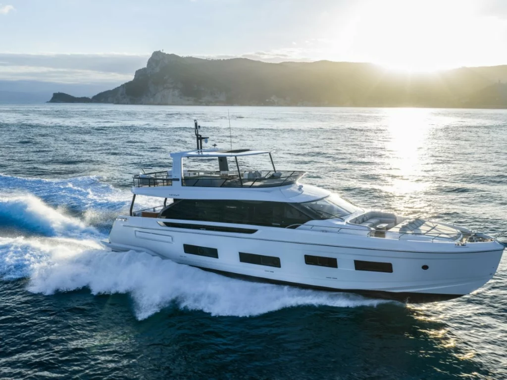 Azimut presenta al Cannes Yachting Festival 2025 Fly 82 e tre nuove world première della gamma Grande.