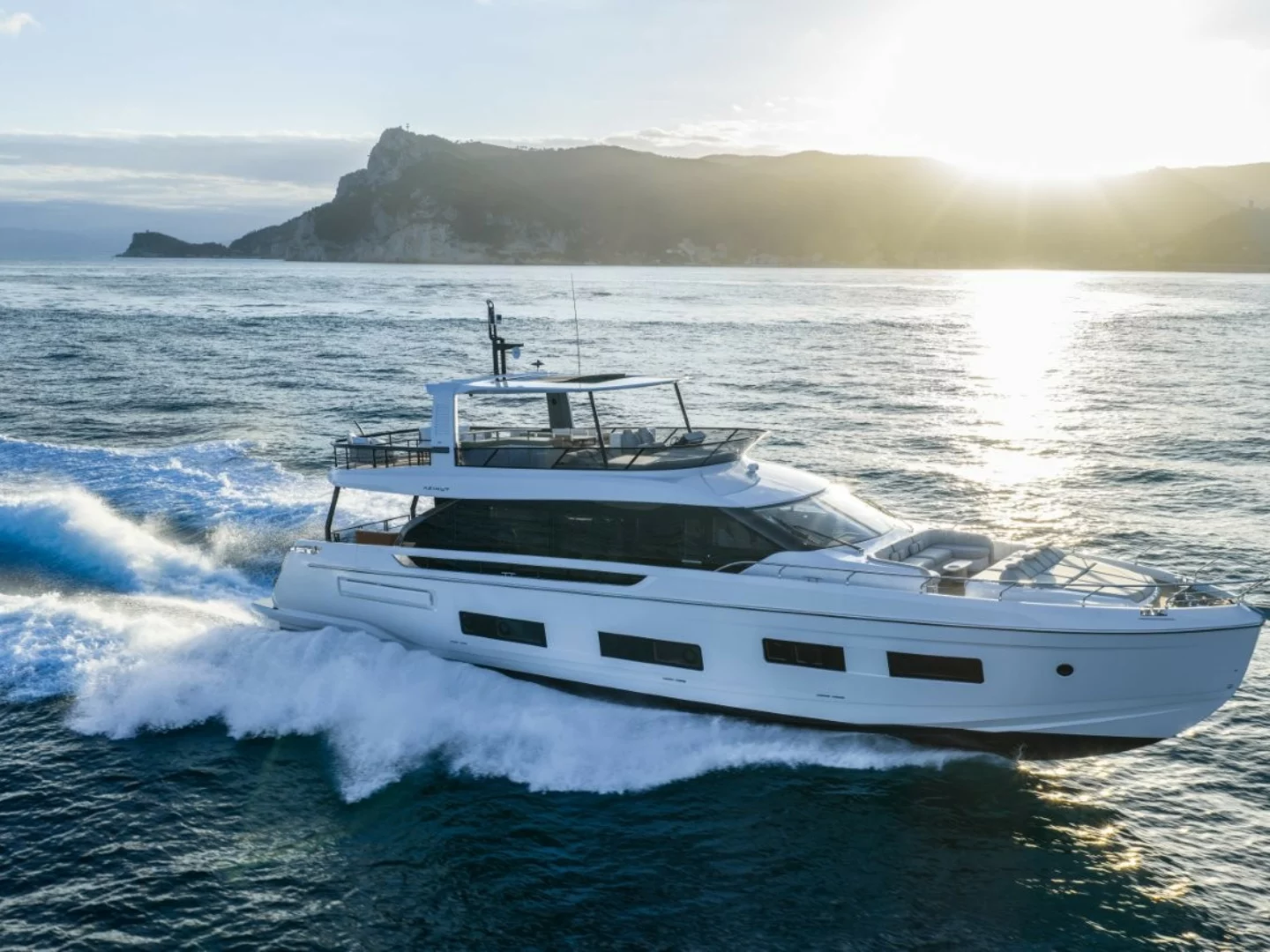 Azimut presenta al Cannes Yachting Festival 2025 Fly 82 e tre nuove world première della gamma Grande.
