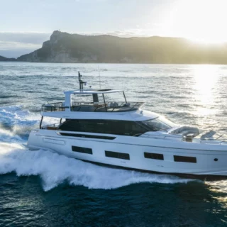 Azimut presenta al Cannes Yachting Festival 2025 Fly 82 e tre nuove world première della gamma Grande.